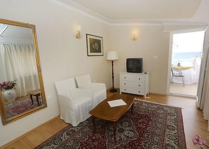 Triana-adults Only זאדאר