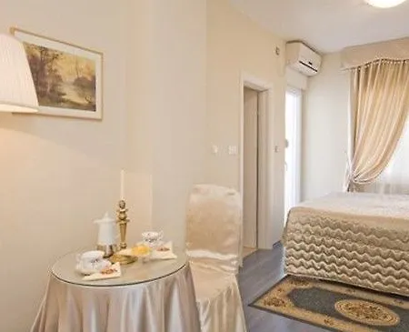 Triana-adults Only Konukevi