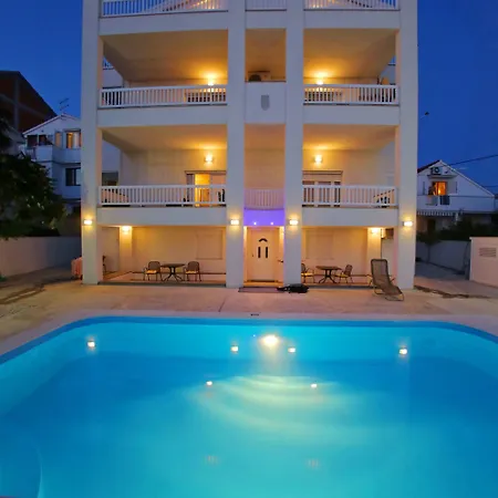 Triana-adults Only Ζαντάρ